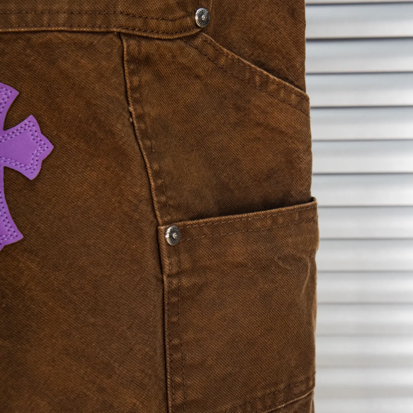 P290 Chrome Hearts Chrome Hearts brown logging purple multi-leather jeans Multi-leather standard work jeans pants CH jeans need to be washed and then disassembled and hand-stitched with sheepskin cross leather and then spliced to complete. The whole process is too complicated to explain. About Chrome Hearts This is an extremely luxurious fashion brand that can also be called the nobility of the high street. It has always been an exclusive brand for some hipsters or rich second generations. Compared with ordinary high streets, it is more luxurious and noble. Compared with luxury brands, it has a more fashionable personality. It has always been a brand that I have a special liking for. Style number: 1786# Color: Brown Size: 28 30 32 34 36